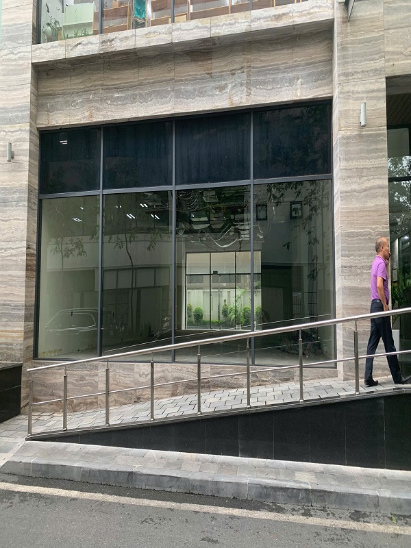 Cho thuê mặt bằng tầng 1 toà nhà lớn . 135 m2. Huỳnh Thúc Kháng. 